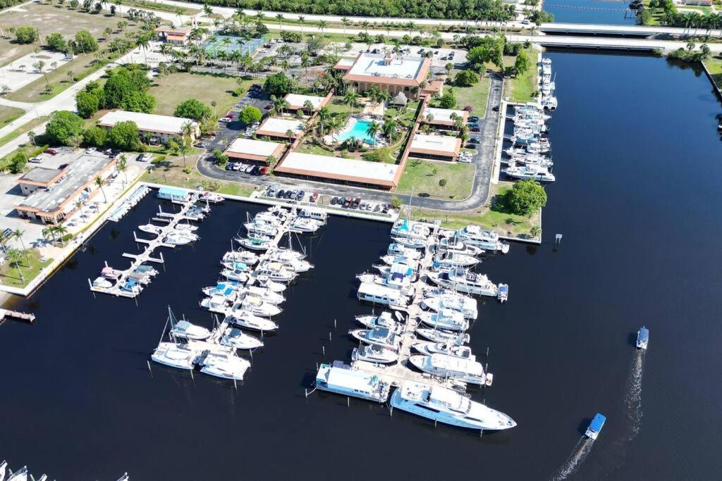 Marina Getaway On The Water! Apartment Naples Exterior photo